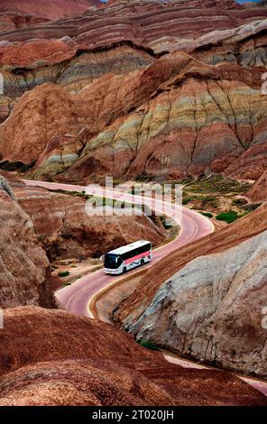 Un'immagine verticale delle colorate forme di terra Danxia nella città di Zhangye, provincia di Gansu Foto Stock