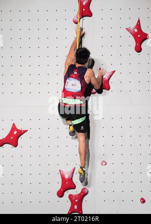 Shaoxing, provincia cinese di Zhejiang. 3 ottobre 2023. Wu Peng of China gareggia durante il Men's Speed Match of Sports Climbing ai diciannovesimi Giochi asiatici a Shaoxing, nella provincia dello Zhejiang, nella Cina orientale, il 3 ottobre 2023. Crediti: Weng Xinyang/Xinhua/Alamy Live News Foto Stock