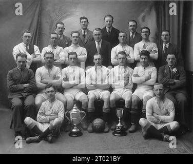 Fotografia della squadra del London Thistle Football Club: Da una rara foto originale di circa 12x10 pollici. Questa è una fotografia di squadra che include giocatori e manager, un calcio e due trofei. Si ritiene che la foto sia edoardiana, all'inizio degli anni '1900 o '1910, ma non sono stato in grado di trovare alcuna informazione sulla squadra. Il fotografo originale era F.W. Clark di Forest Gate, Londra. Foto Stock