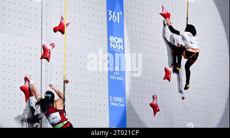 Shaoxing, provincia cinese di Zhejiang. 3 ottobre 2023. La NIU di (L) della Cina gareggia durante il Women's Speed Match of Sports climbing ai diciannovesimi Giochi asiatici di Shaoxing, nella provincia dello Zhejiang, nella Cina orientale, il 3 ottobre 2023. Crediti: Yang Guanyu/Xinhua/Alamy Live News Foto Stock