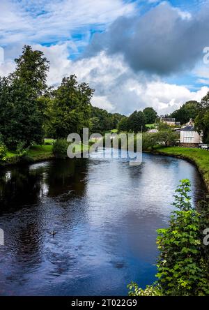 Il fiume Eden scorre attraverso Appleby. Foto Stock