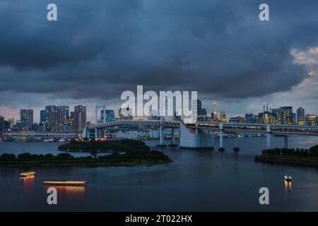 Rainbow Bridge a Odaiba, Tokyo, Giappone Foto Stock