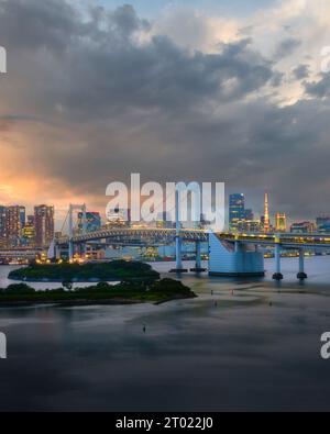 Rainbow Bridge a Odaiba, Tokyo, Giappone Foto Stock