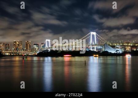 Rainbow Bridge a Odaiba, Tokyo, Giappone Foto Stock
