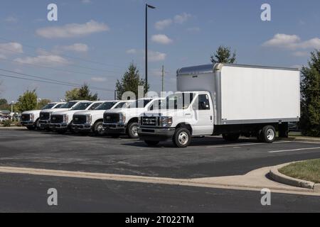 Plainfield - 1 ottobre 2023: Esposizione di Ford e-450 Box Truck e F-250 Utility Truck presso una concessionaria. Ford Trucks offre servizi commerciali, commerciali e di pubblica utilità tr Foto Stock