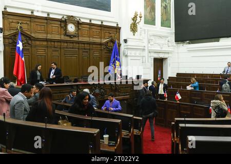 L'emiciciclo del Congresso nazionale, in cui il Consiglio costituzionale lavora in una delle ultime sessioni plenarie prima di presentare la sua proposta alla commissione di esperti di Santiago, Cile, il 2 ottobre 2023. I 50 membri del Consiglio costituzionale incaricati di redigere una nuova proposta di costituzione per sostituire quella attuale, ereditata dalla dittatura (1973-1990). (Foto di Jesus Martinez/Sipa USA) credito: SIPA USA/Alamy Live News Foto Stock