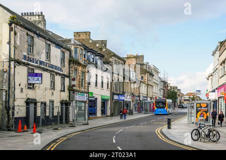 Irvine, Regno Unito. 3 ottobre 2023. Rishi Sunak ha annunciato 1,1 miliardi di sterline di finanziamenti extra da distribuire tra 55 città "trascurate", tra cui Irvine nell'Ayrshire settentrionale, in Scozia, per affrontare i problemi della rigenerazione delle High Streets e migliorare le comunità. Il fondo ammonterà a 2 milioni di sterline all'anno per 10 anni e sarà versato direttamente a ciascuna autorità locale competente. Crediti: Findlay/Alamy Live News Foto Stock