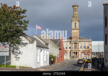 Irvine, Regno Unito. 3 ottobre 2023. Rishi Sunak ha annunciato 1,1 miliardi di sterline di finanziamenti extra da distribuire tra 55 città "trascurate", tra cui Irvine nell'Ayrshire settentrionale, in Scozia, per affrontare i problemi della rigenerazione delle High Streets e migliorare le comunità. Il fondo ammonterà a 2 milioni di sterline all'anno per 10 anni e sarà versato direttamente a ciascuna autorità locale competente. Crediti: Findlay/Alamy Live News Foto Stock