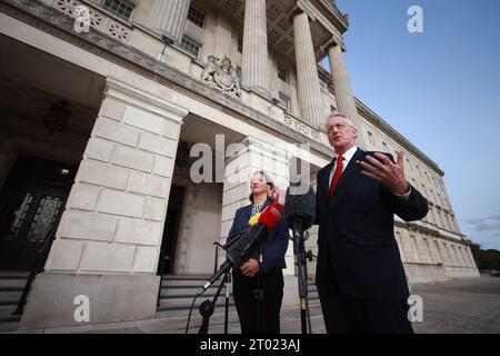 Il segretario ombra dell'Irlanda del Nord Hilary Benn (a destra) con il ministro ombra per l'Irlanda del Nord Fleur Anderson durante una conferenza stampa presso gli edifici del Parlamento a Stormont dopo gli incontri con i cinque principali partiti politici dell'NI. Data immagine: Martedì 3 ottobre 2023. Foto Stock