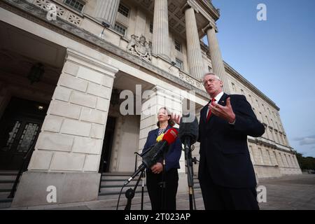 Il segretario ombra dell'Irlanda del Nord Hilary Benn (a destra) con il ministro ombra per l'Irlanda del Nord Fleur Anderson durante una conferenza stampa presso gli edifici del Parlamento a Stormont dopo gli incontri con i cinque principali partiti politici dell'NI. Data immagine: Martedì 3 ottobre 2023. Foto Stock