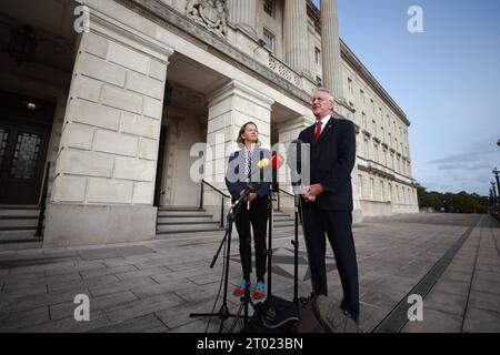 Il segretario ombra dell'Irlanda del Nord Hilary Benn (a destra) con il ministro ombra per l'Irlanda del Nord Fleur Anderson durante una conferenza stampa presso gli edifici del Parlamento a Stormont dopo gli incontri con i cinque principali partiti politici dell'NI. Data immagine: Martedì 3 ottobre 2023. Foto Stock