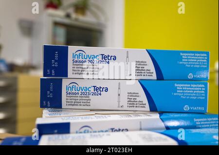 Tubi di Influvac Tetra vaccino influenzale in una farmacia. Francia, Montauban, il 3 ottobre 2023. Foto di Patricia Huchot-Boissier/ABACAPRESS.COM Foto Stock