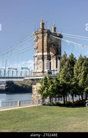 Cincinnati - 24 settembre 2023: Ponte sospeso Roebling. Il Roebling Bridge collega Cincinnati a Covington, Kentucky, sul fiume Ohio. Foto Stock