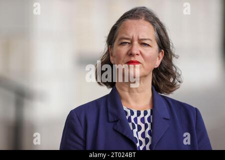 Ministro ombra per l'Irlanda del Nord Fleur Anderson durante una conferenza stampa presso gli edifici del Parlamento a Stormont dopo gli incontri con i cinque principali partiti politici dell'NI. Data immagine: Martedì 3 ottobre 2023. Foto Stock