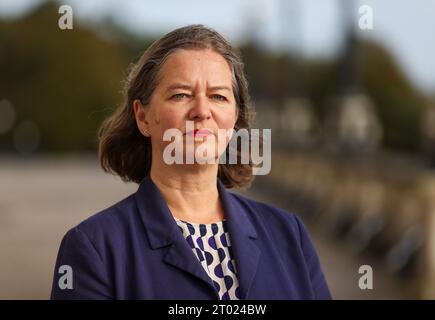 Ministro ombra per l'Irlanda del Nord Fleur Anderson durante una conferenza stampa presso gli edifici del Parlamento a Stormont dopo gli incontri con i cinque principali partiti politici dell'NI. Data immagine: Martedì 3 ottobre 2023. Foto Stock