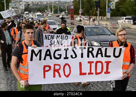 Praga, Repubblica Ceca. 3 ottobre 2023. La marcia per l'umanizzazione dell'autostrada che attraversa il centro di Praga e per l'adempimento ceco del suo impegno sul clima, organizzata dal gruppo Last Generation, si è svolta il 3 ottobre 2023 a Praga, Repubblica Ceca. Crediti: Roman Vondrous/CTK Photo/Alamy Live News Foto Stock