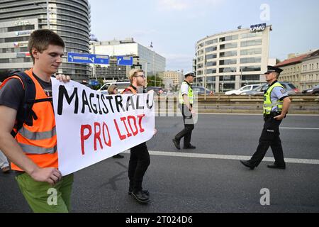 Praga, Repubblica Ceca. 3 ottobre 2023. La marcia per l'umanizzazione dell'autostrada che attraversa il centro di Praga e per l'adempimento ceco del suo impegno sul clima, organizzata dal gruppo Last Generation, si è svolta il 3 ottobre 2023 a Praga, Repubblica Ceca. Crediti: Roman Vondrous/CTK Photo/Alamy Live News Foto Stock