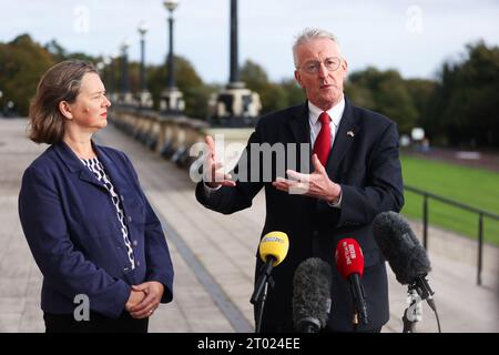 Il segretario ombra dell'Irlanda del Nord Hilary Benn (a destra) con il ministro ombra per l'Irlanda del Nord Fleur Anderson durante una conferenza stampa presso gli edifici del Parlamento a Stormont dopo gli incontri con i cinque principali partiti politici dell'NI. Data immagine: Martedì 3 ottobre 2023. Foto Stock