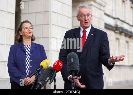 Il segretario ombra dell'Irlanda del Nord Hilary Benn (a destra) con il ministro ombra per l'Irlanda del Nord Fleur Anderson durante una conferenza stampa presso gli edifici del Parlamento a Stormont dopo gli incontri con i cinque principali partiti politici dell'NI. Data immagine: Martedì 3 ottobre 2023. Foto Stock