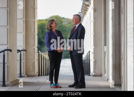 Il segretario ombra dell'Irlanda del Nord Hilary Benn (a destra) con il ministro ombra per l'Irlanda del Nord Fleur Anderson presso gli edifici del Parlamento a Stormont dopo gli incontri con i cinque principali partiti politici dell'NI. Data immagine: Martedì 3 ottobre 2023. Foto Stock