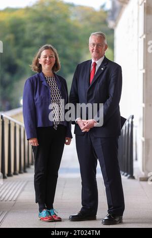 Il segretario ombra dell'Irlanda del Nord Hilary Benn (a destra) con il ministro ombra per l'Irlanda del Nord Fleur Anderson presso gli edifici del Parlamento a Stormont dopo gli incontri con i cinque principali partiti politici dell'NI. Data immagine: Martedì 3 ottobre 2023. Foto Stock