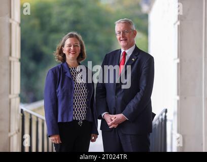 Il segretario ombra dell'Irlanda del Nord Hilary Benn (a destra) con il ministro ombra per l'Irlanda del Nord Fleur Anderson presso gli edifici del Parlamento a Stormont dopo gli incontri con i cinque principali partiti politici dell'NI. Data immagine: Martedì 3 ottobre 2023. Foto Stock