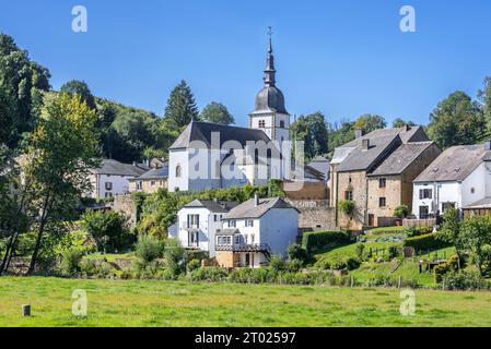 Ammira la chiesa di San Martino nel pittoresco villaggio di Chassepierre vicino a Florenville, provincia del Lussemburgo, Ardenne belghe, Vallonia, Belgio Foto Stock