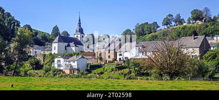 Ammira il pittoresco villaggio di Chassepierre lungo il fiume Semois vicino a Florenville, nella provincia di Lussemburgo, Ardenne belghe, Vallonia, Belgio Foto Stock