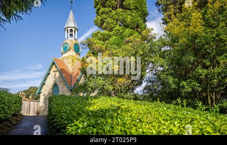 La Torre dell'Orologio vicino al giardino formale di Cragside, vicino a Rothbury, Northumberland, Regno Unito, il 24 settembre 2023 Foto Stock