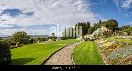 The Formal Garden at Cragside, vicino a Rothbury, Northumberland, Regno Unito, il 24 settembre 2023 Foto Stock