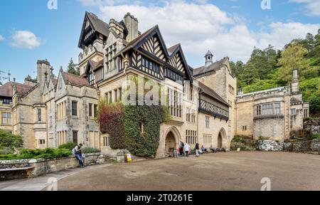 Cragside Country House e cortile vicino a Rothbury, Northumberland, Regno Unito, il 24 settembre 2023 Foto Stock