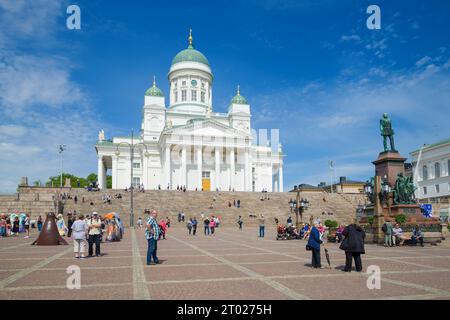 HELSINKI, FINLANDIA - 11 GIUGNO 2017: Giornata di sole sulla Piazza del Senato Foto Stock