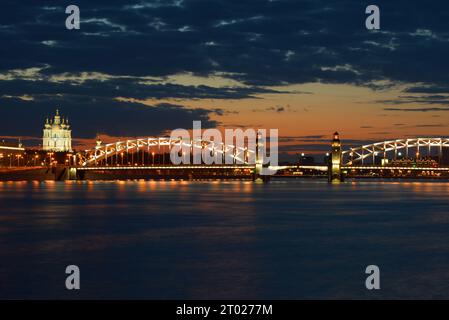 Tramonto di giugno sul ponte Bolsheokhtinsky. Sera St. Pietroburgo, Russia Foto Stock