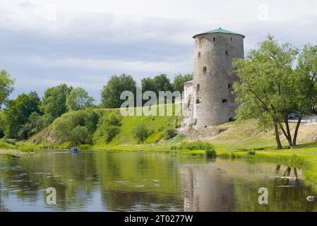 Una nuvolosa giornata di giugno sul fiume Pskova. Pskov, Russia Foto Stock