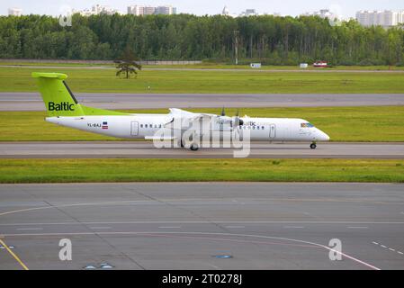 SAN PIETROBURGO, RUSSIA - 20 GIUGNO 2018: Aircraft Bombardier Dash 8 Q400 (YL-BAJ) di Air Baltic sulla via di rullaggio dell'aeroporto di Pulkovo Foto Stock