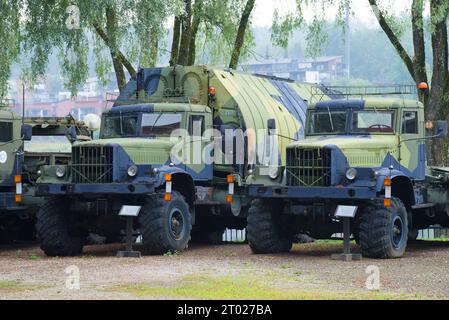 Hämeenlinna, FINLANDIA - 21 LUGLIO 2018: Due pontoni sovietici KrAZ-255 nel Museo militare mattina di luglio Foto Stock