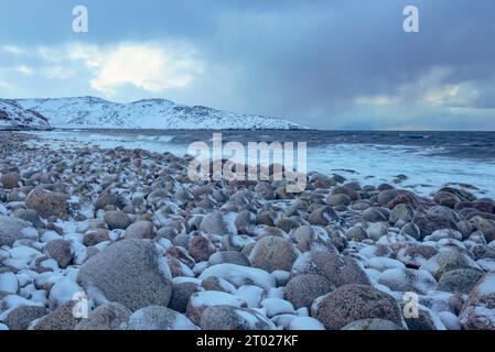 La spiaggia di pietre rotonde. La costa del Mare di Barents. Teriberka, Russia Foto Stock