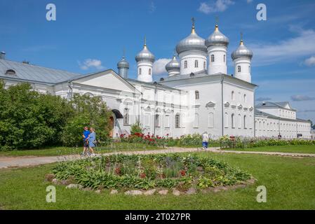 VELIKY NOVGOROD, RUSSIA - 15 LUGLIO 2023: Sul territorio di San George Monastery, Veliky Novgorod Foto Stock