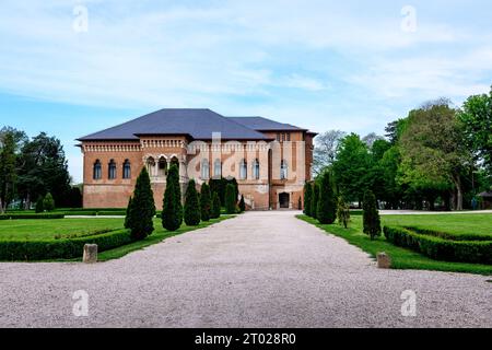 Vecchio edificio storico a Palazzo Mogosoaia (Palatul Mogosoaia) vicino al lago e al parco, un'attrazione fine settimana vicino a Bucarest, Romania, in una sp soleggiata Foto Stock