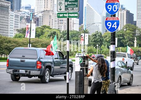 Chicago, Illinois, USA - 9.16.2023: Il giorno dell'indipendenza del Messico viene celebrato con bandiere lungo la strada Foto Stock