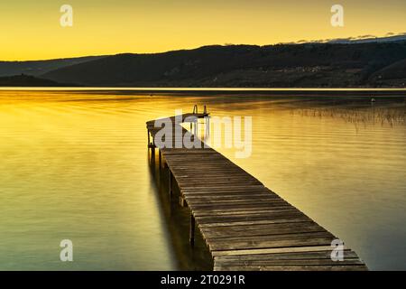 Täuffelen-Gerolfingen sul lago Biel. Seeland nel cantone di Berna. Molo di balneazione Foto Stock