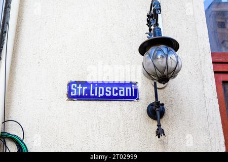 Bell'insegna vintage che mostra strada Lipscani (via Lipscani) visualizzata su una strada nel centro storico di Bucarest, Romania, in un sunn Foto Stock