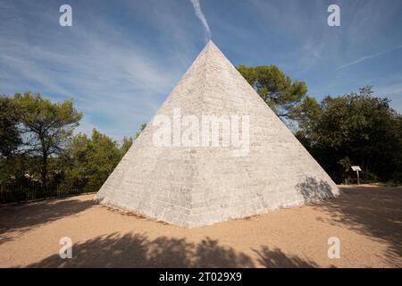 La Piramide di Tourves a Var, in Francia, è una fabbrica unica del XVIII secolo costruita da Omar de Valbelle. Nel 2022, una campagna di restauro ha ripristinato la sua origine Foto Stock