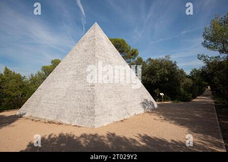 La Piramide di Tourves a Var, in Francia, è una fabbrica unica del XVIII secolo costruita da Omar de Valbelle. Nel 2022, una campagna di restauro ha ripristinato la sua origine Foto Stock