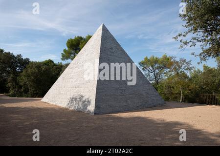 La Piramide di Tourves a Var, in Francia, è una fabbrica unica del XVIII secolo costruita da Omar de Valbelle. Nel 2022, una campagna di restauro ha ripristinato la sua origine Foto Stock