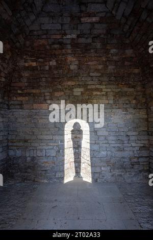 L'interno della Piramide di Tourves a Var, Francia. Questa camera, con una nicchia che si affaccia sull'ingresso, è stata originariamente progettata per ospitare un marmo policromo Foto Stock