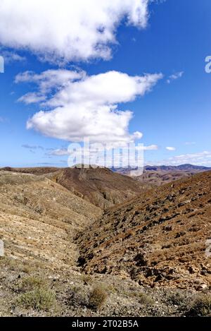 Vista panoramica del paesaggio dal punto panoramico mirador astronomico de Sicasumbre tra Pajara e la Pared sull'Isola delle Canarie Fuerteventura, Spagna - 20,09 Foto Stock