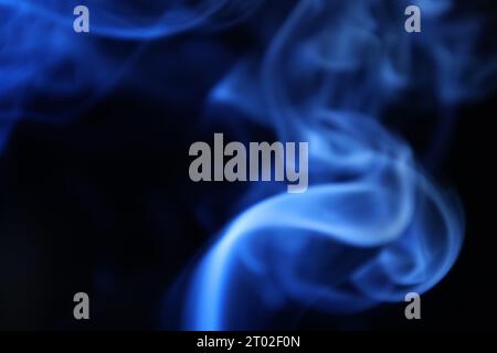 Fumo blu su sfondo scuro, motivo astratto Foto Stock