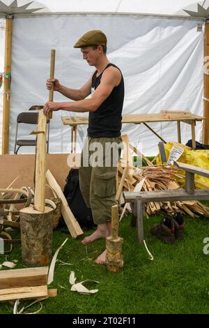 Uomo che mostra l'artigianato per la produzione di trug (lavorazioni artigianali in legno) - Woodland Skills Centre, RHS Flower Show Tatton Park 2023, Cheshire, Inghilterra, Regno Unito. Foto Stock