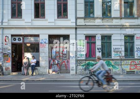Wohnhaus, Altbau, Graffitis, Wolfgang-Heinze-Straße, Connewitz, Lipsia, Sachsen, Deutschland Foto Stock